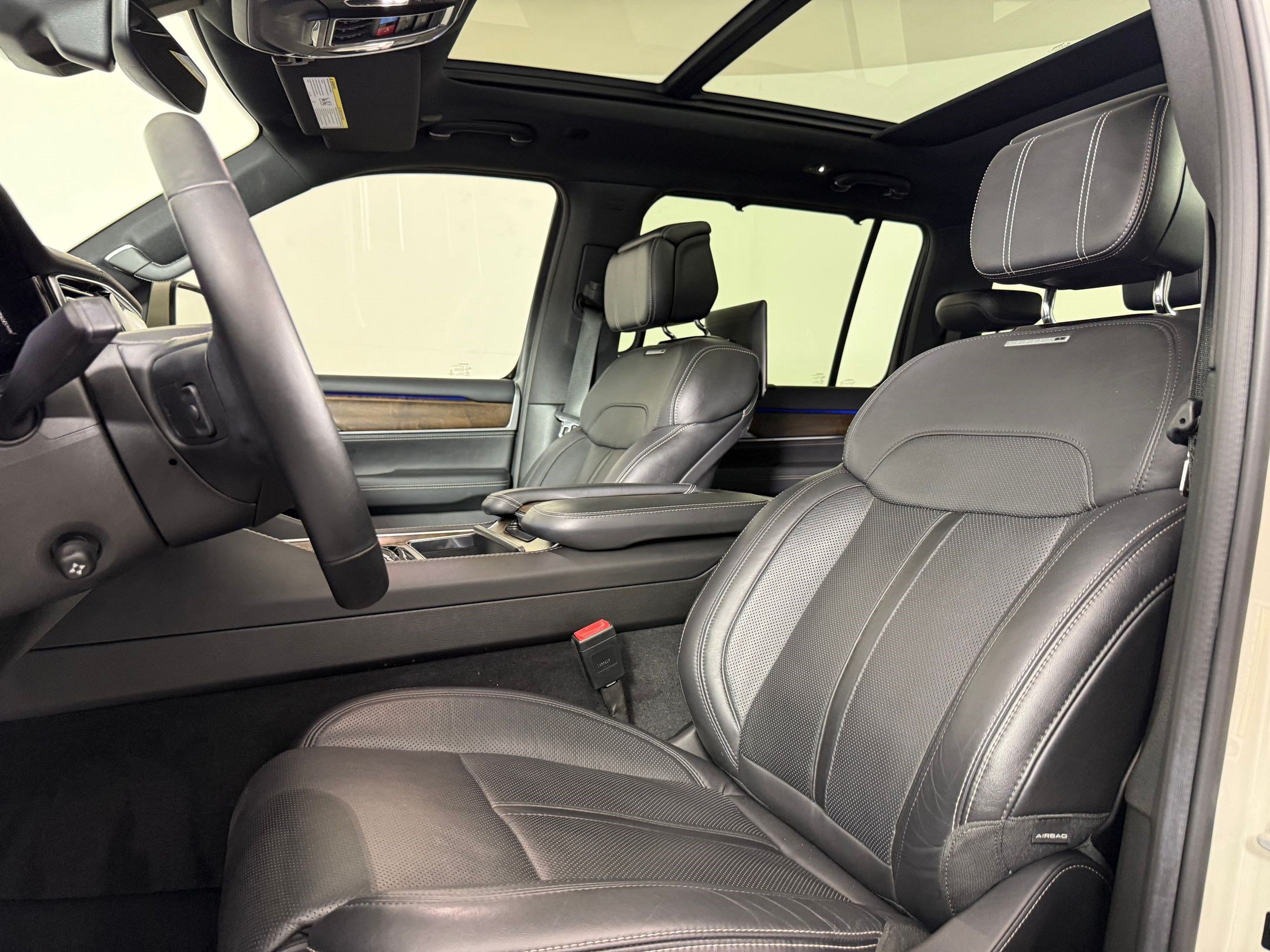 Used 2022 Jeep Grand Wagoneer Series I w/ Rear Seat Video Group 1 AWD/4WD image 4