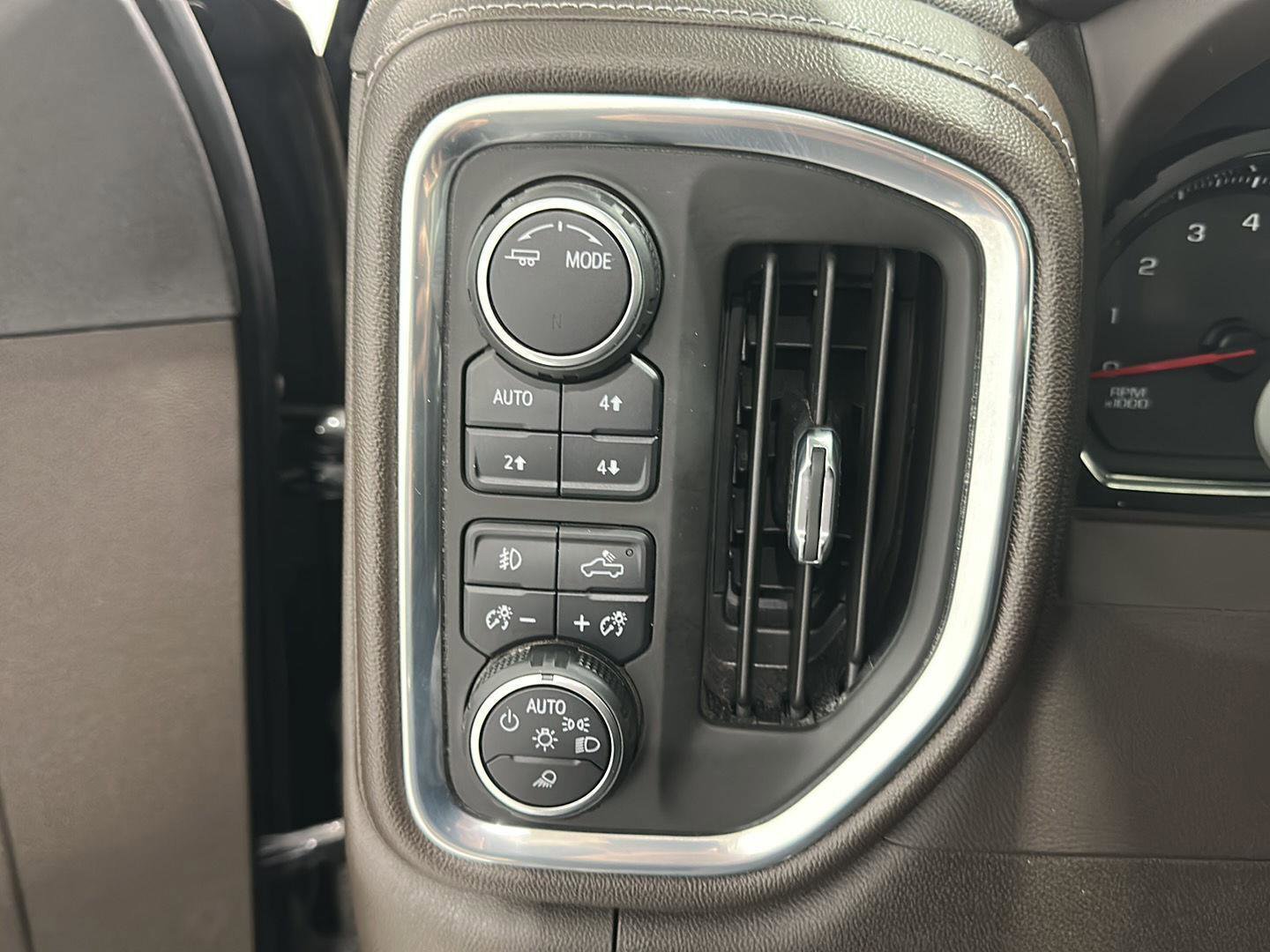 Used 2022 Chevrolet Silverado 2500 LTZ AWD/4WD image 18