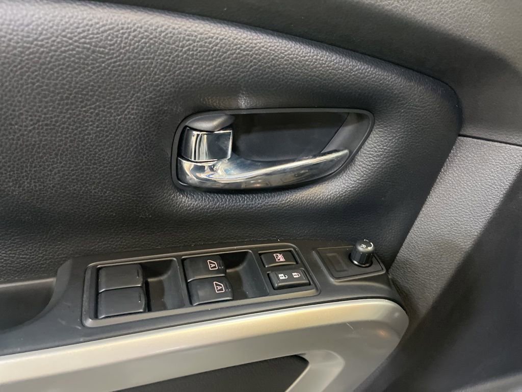 Used 2017 Nissan Titan SV AWD/4WD image 13