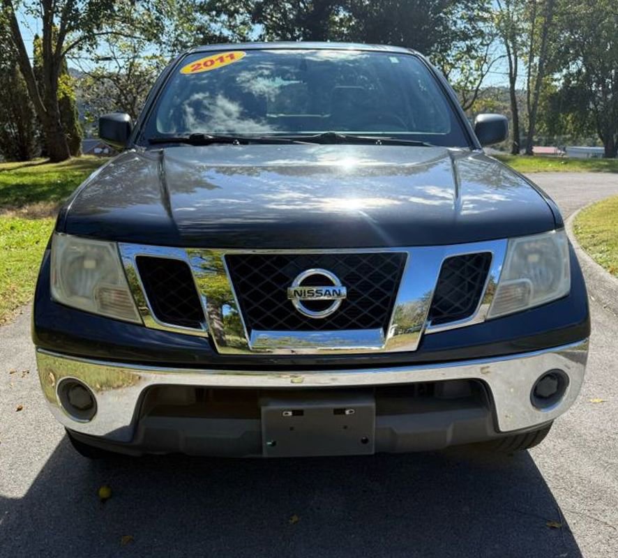 Used 2011 Nissan Frontier SV image 2