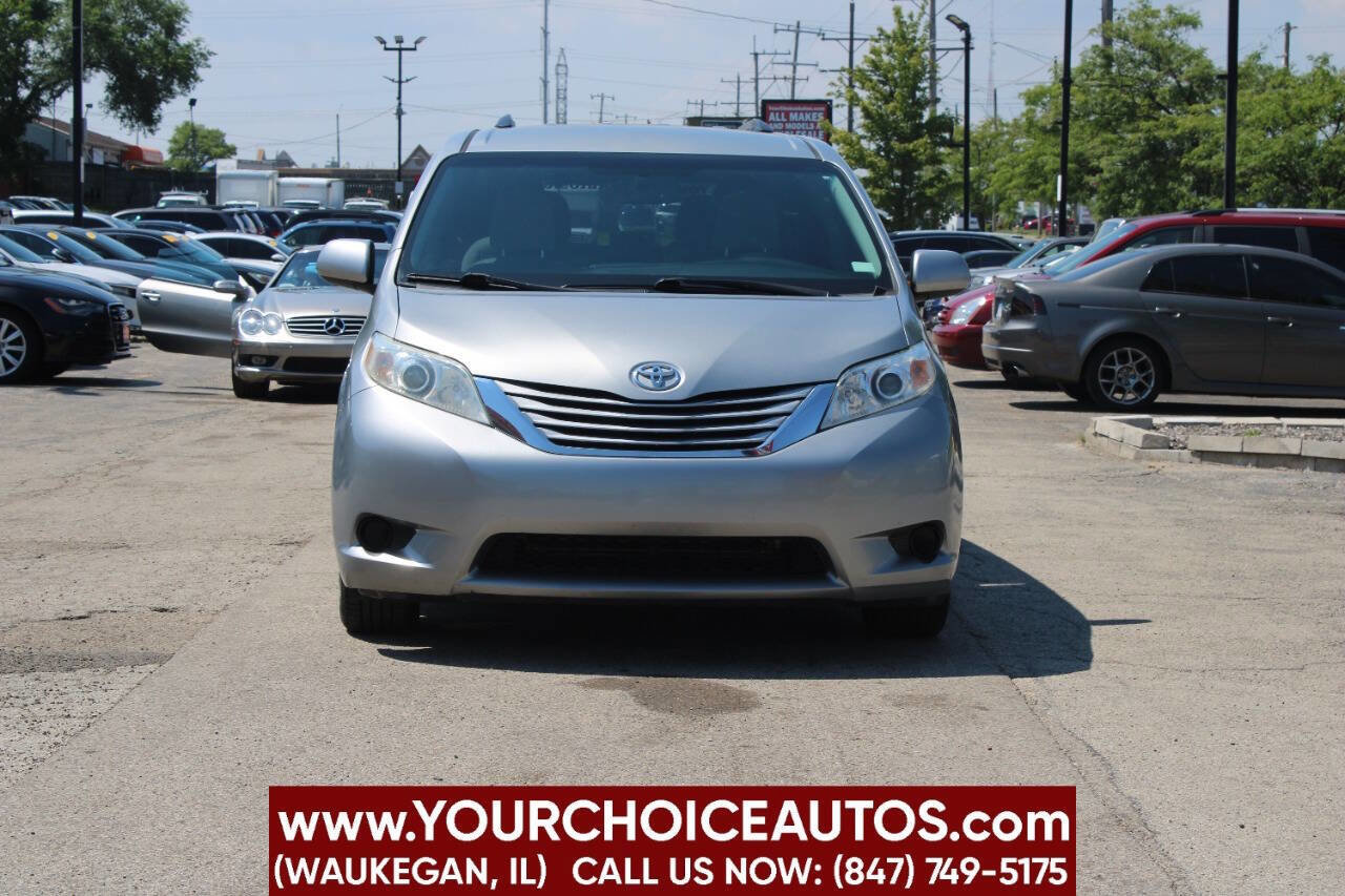Used 2017 Toyota Sienna LE image 2