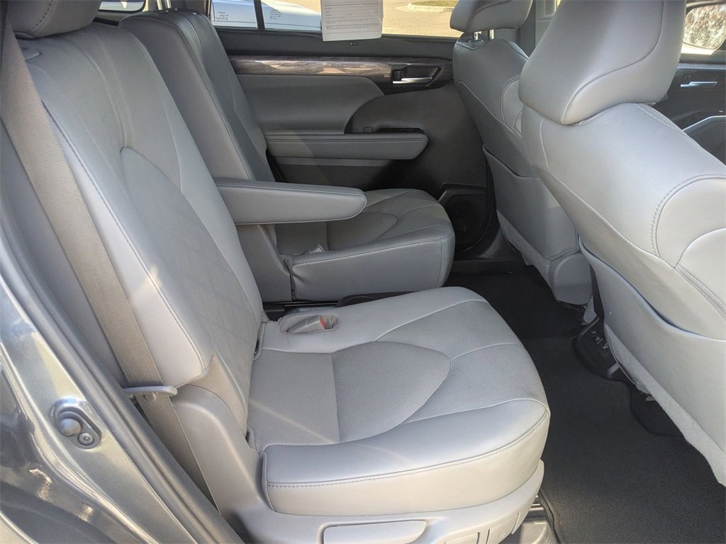Used 2021 Toyota Highlander Platinum image 34