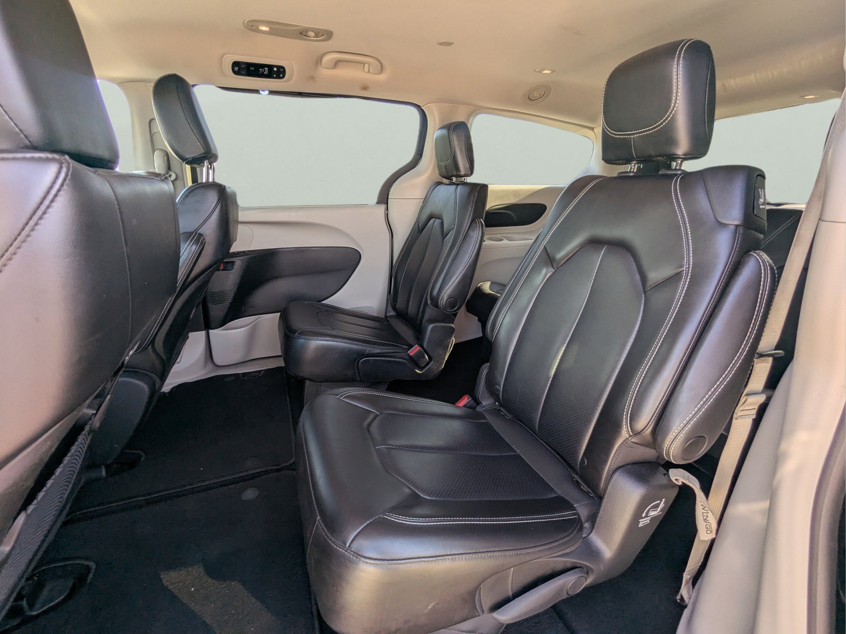 Used 2023 Chrysler Pacifica Touring-L FWD image 17