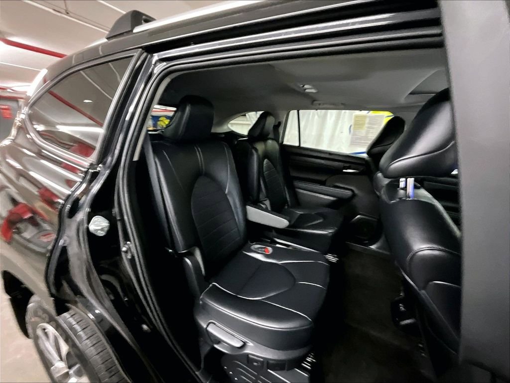 Used 2023 Toyota Highlander XLE AWD/4WD image 16