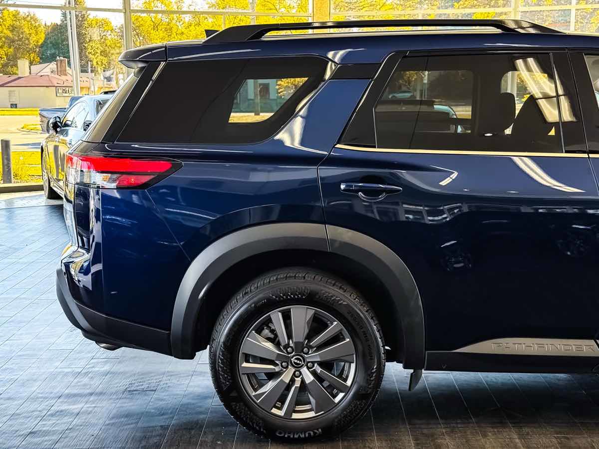 Used 2025 Nissan Pathfinder SV image 17