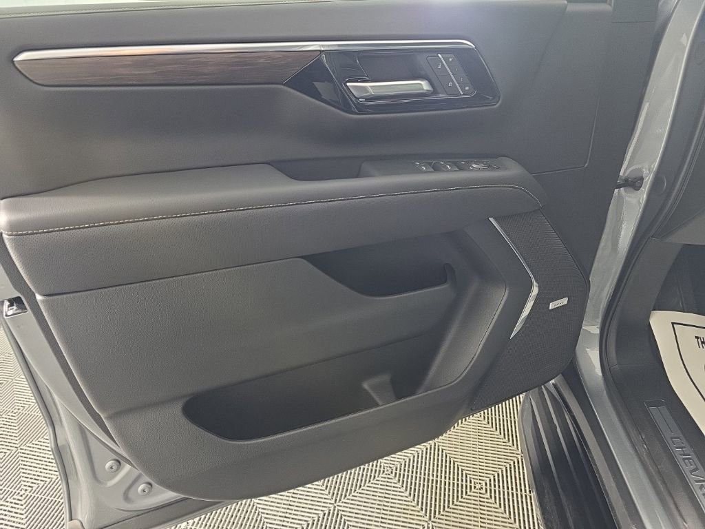 New 2025 Chevrolet Suburban Premier w/ Sun And Tow Package AWD/4WD image 12