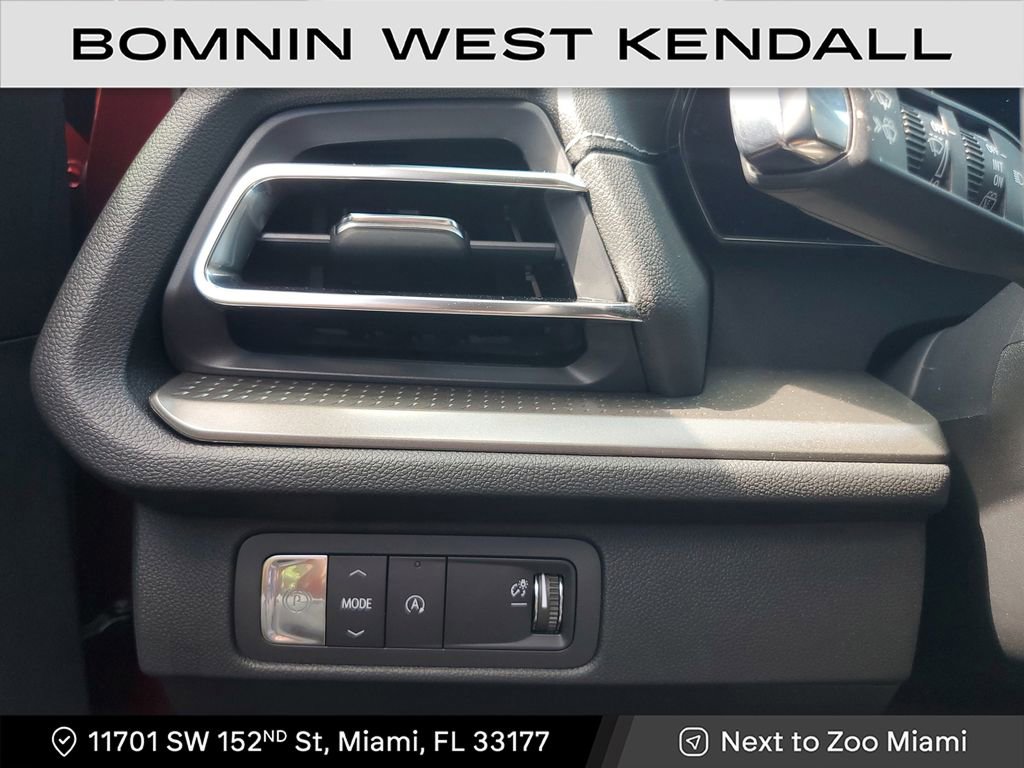 Used 2025 Chevrolet Traverse LT w/ Driver Confidence Package image 26