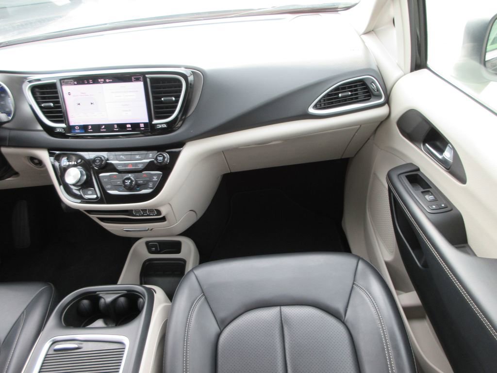 Used 2023 Chrysler Pacifica Touring-L image 15
