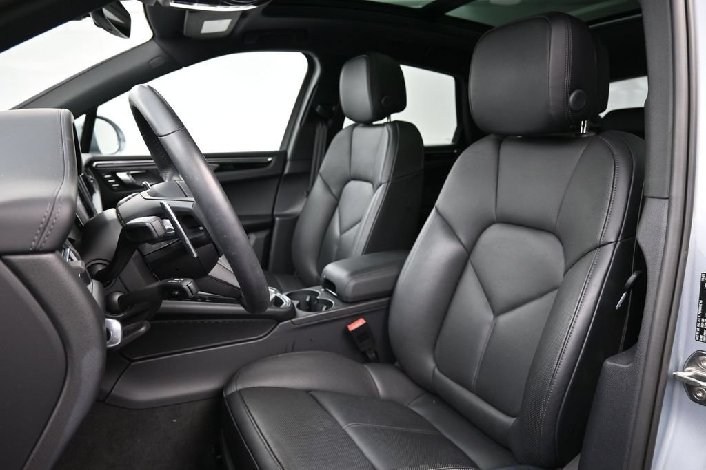 Certified 2026 Porsche Macan AWD/4WD image 5