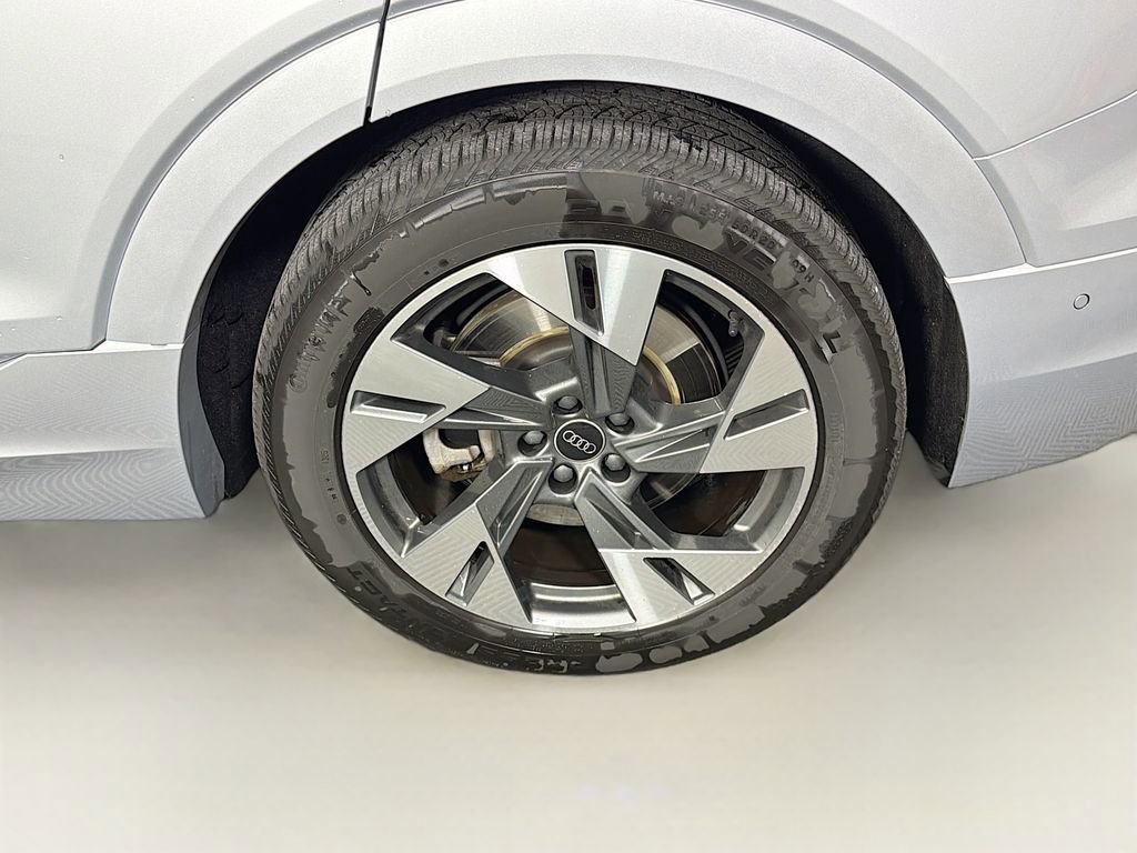Used 2022 Audi e-tron Premium Plus image 34