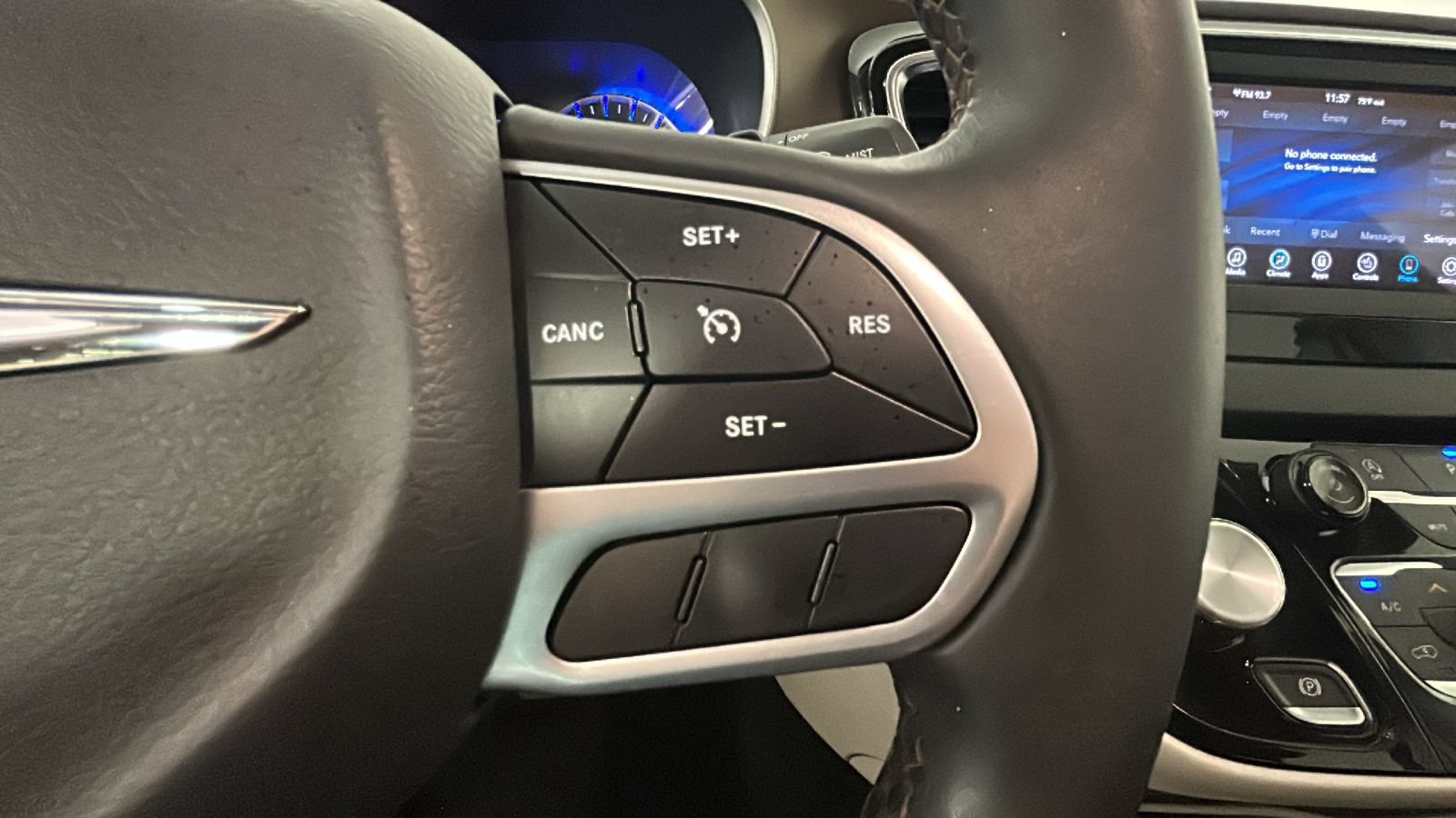 Used 2018 Chrysler Pacifica Touring-L FWD image 19