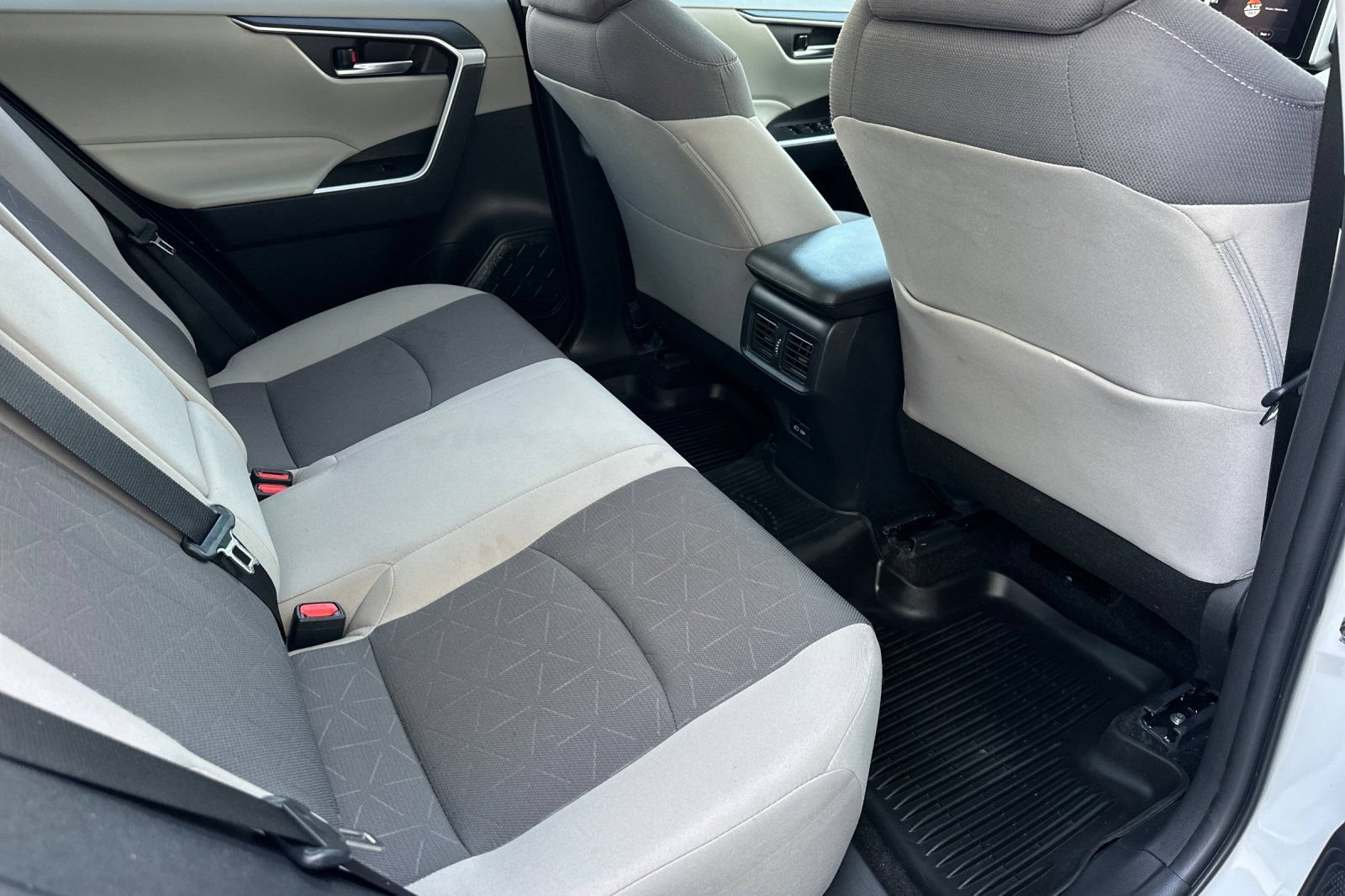Used 2025 Toyota RAV4 XLE w/ Convenience Package FWD image 19