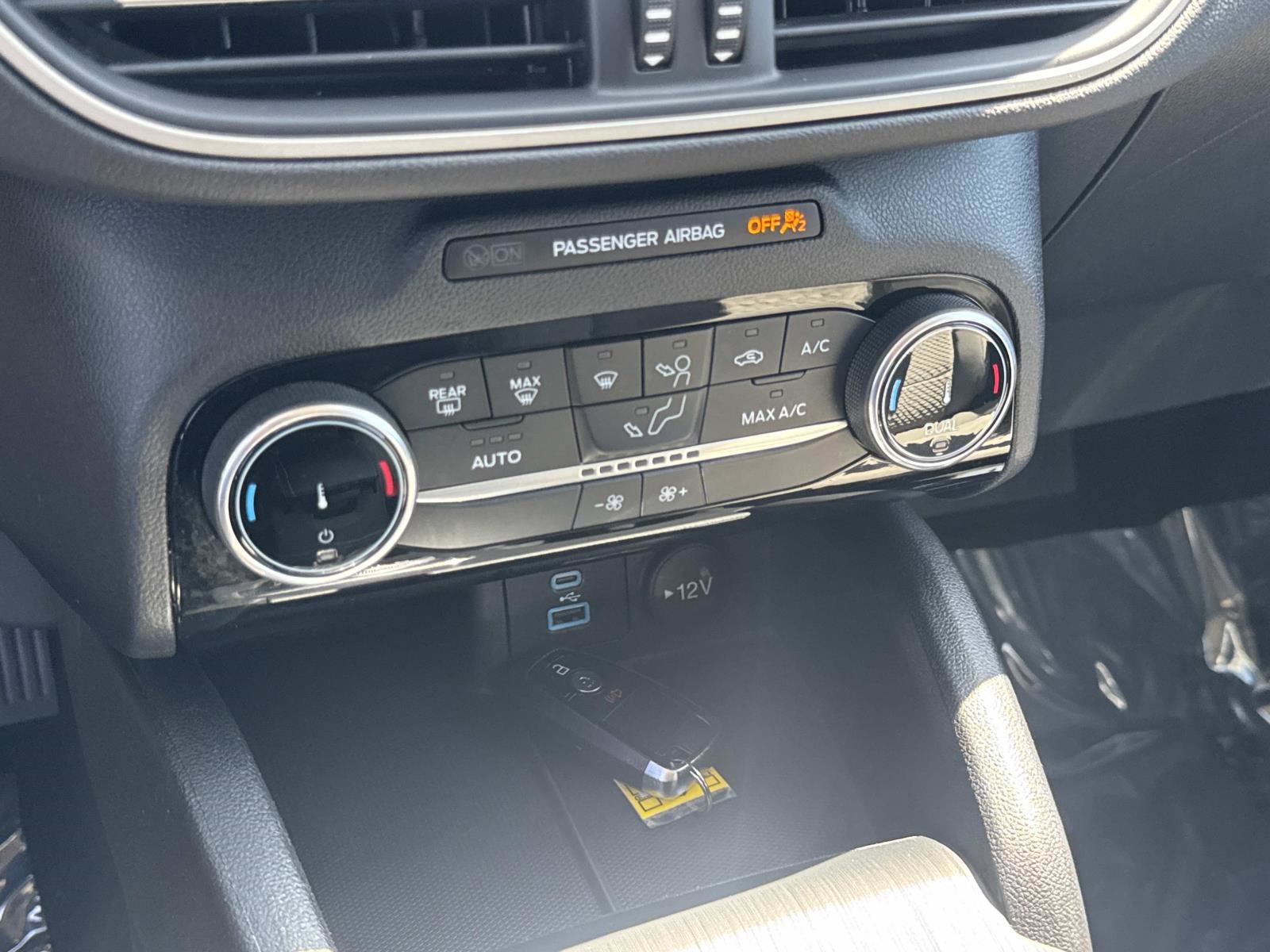 Used 2022 Ford Escape SE w/ SE Sport Appearance Package image 23