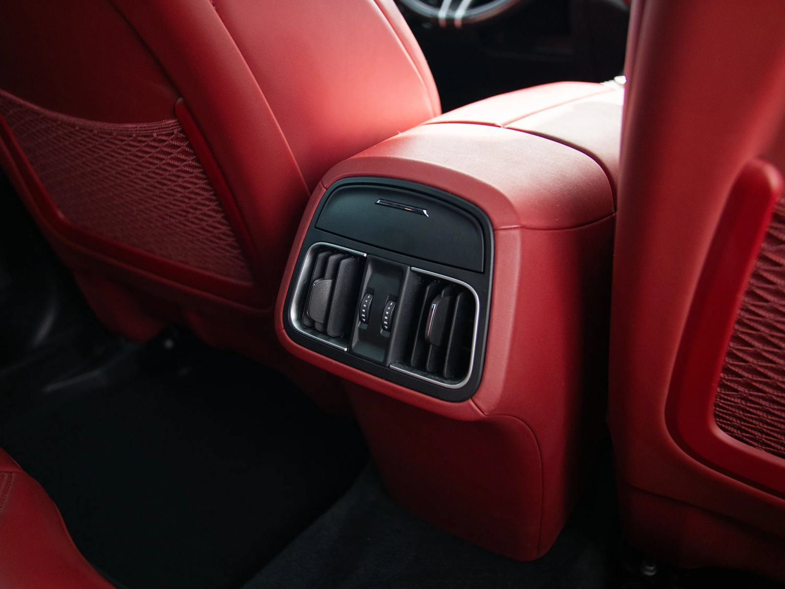 Used 2020 Maserati Levante S AWD/4WD image 28
