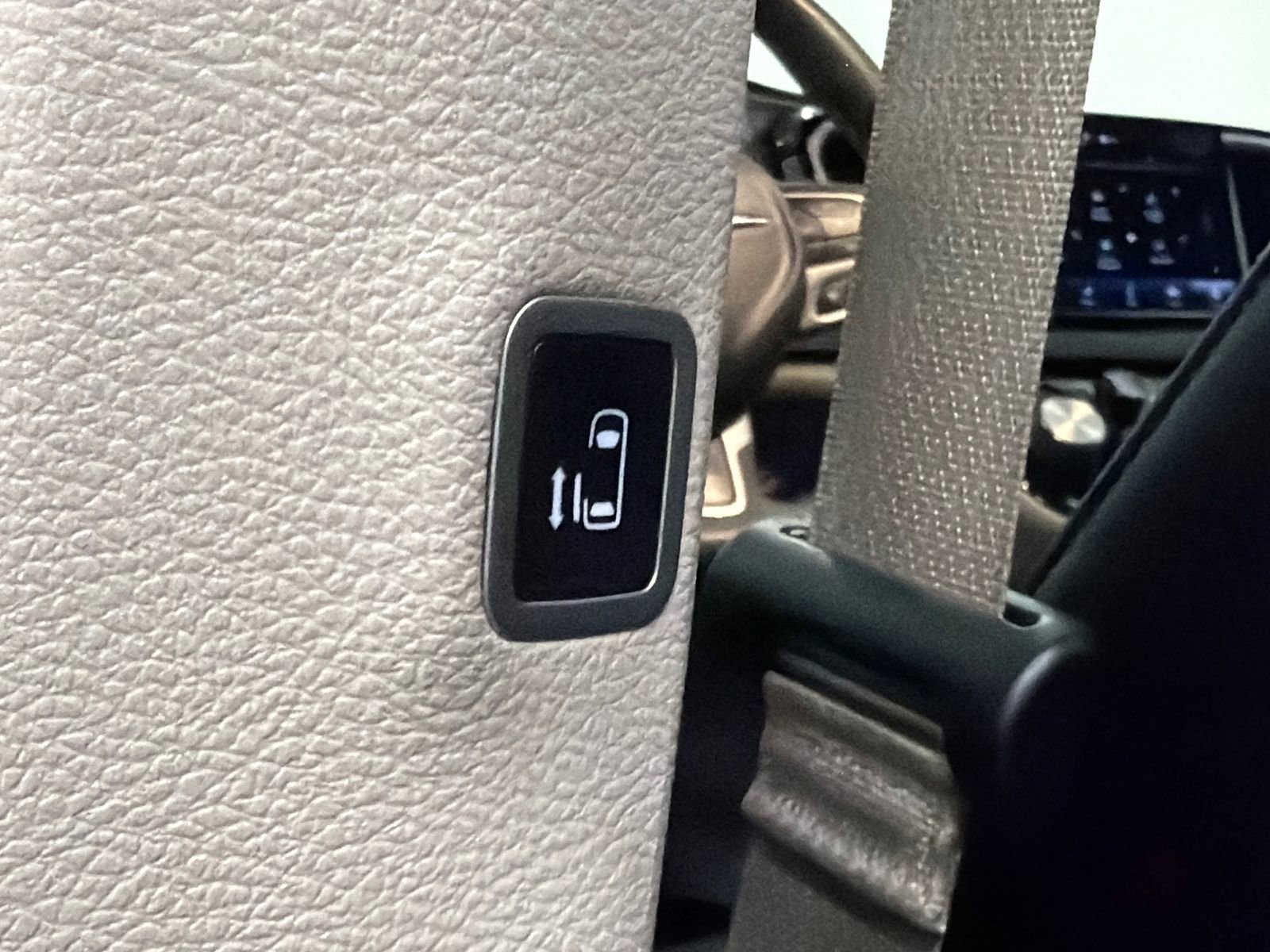 Used 2024 Chrysler Pacifica Touring-L image 18