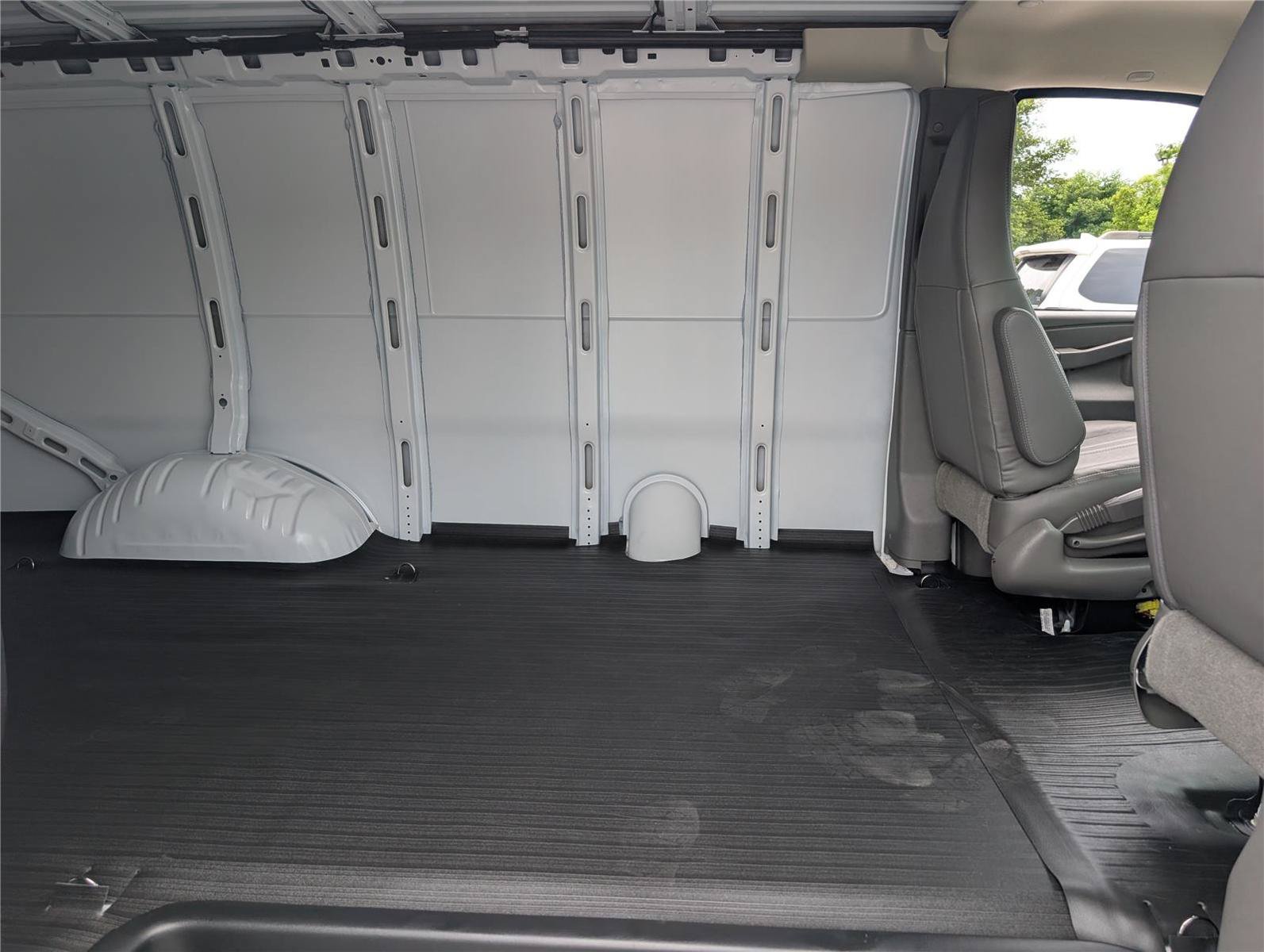 New 2026 Chevrolet Express 3500 RWD image 7