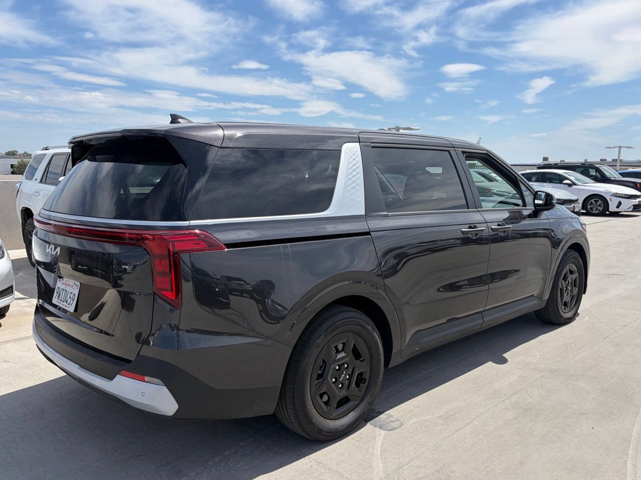 Used 2026 Kia Carnival FWD image 2