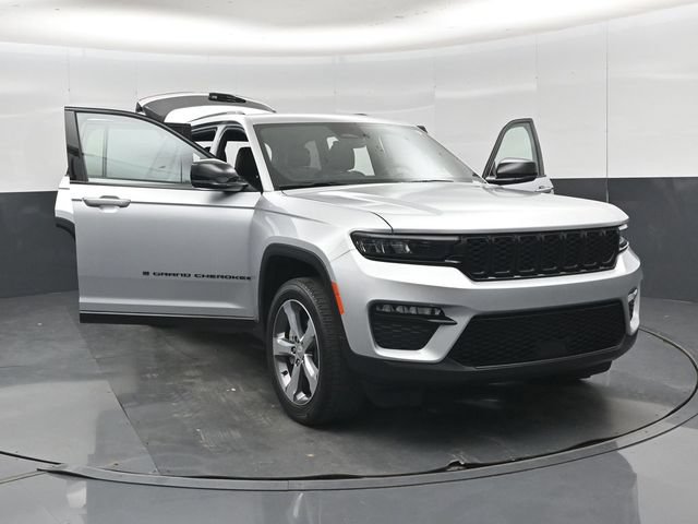Used 2025 Jeep Grand Cherokee Limited w/ Black Appearance Package AWD/4WD image 59