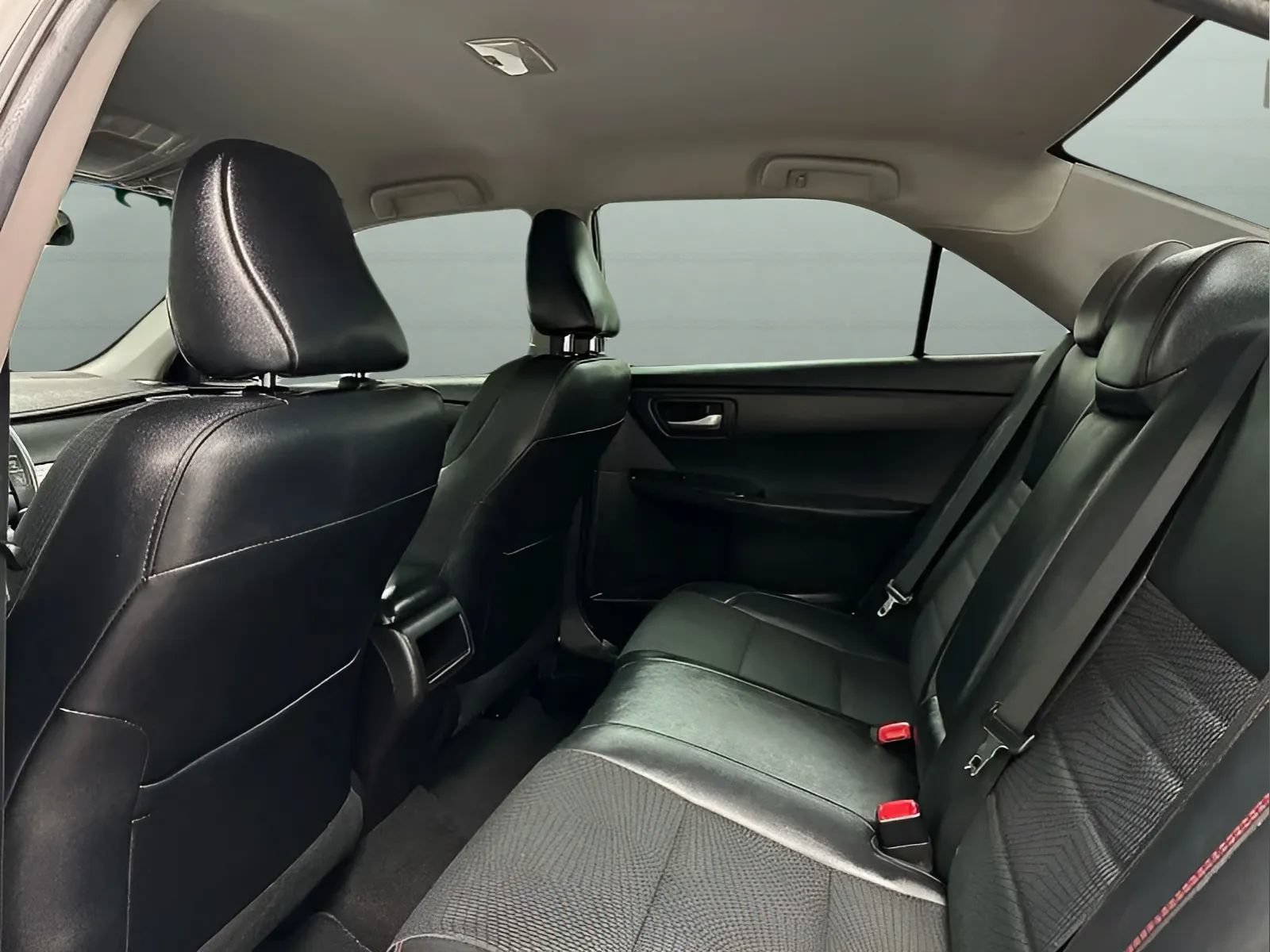 Used 2017 Toyota Camry SE FWD image 11