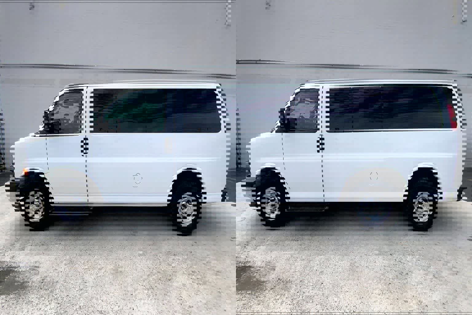 Used 2019 Chevrolet Express 3500 LT w/ LT Preferred Equipment Group image 4