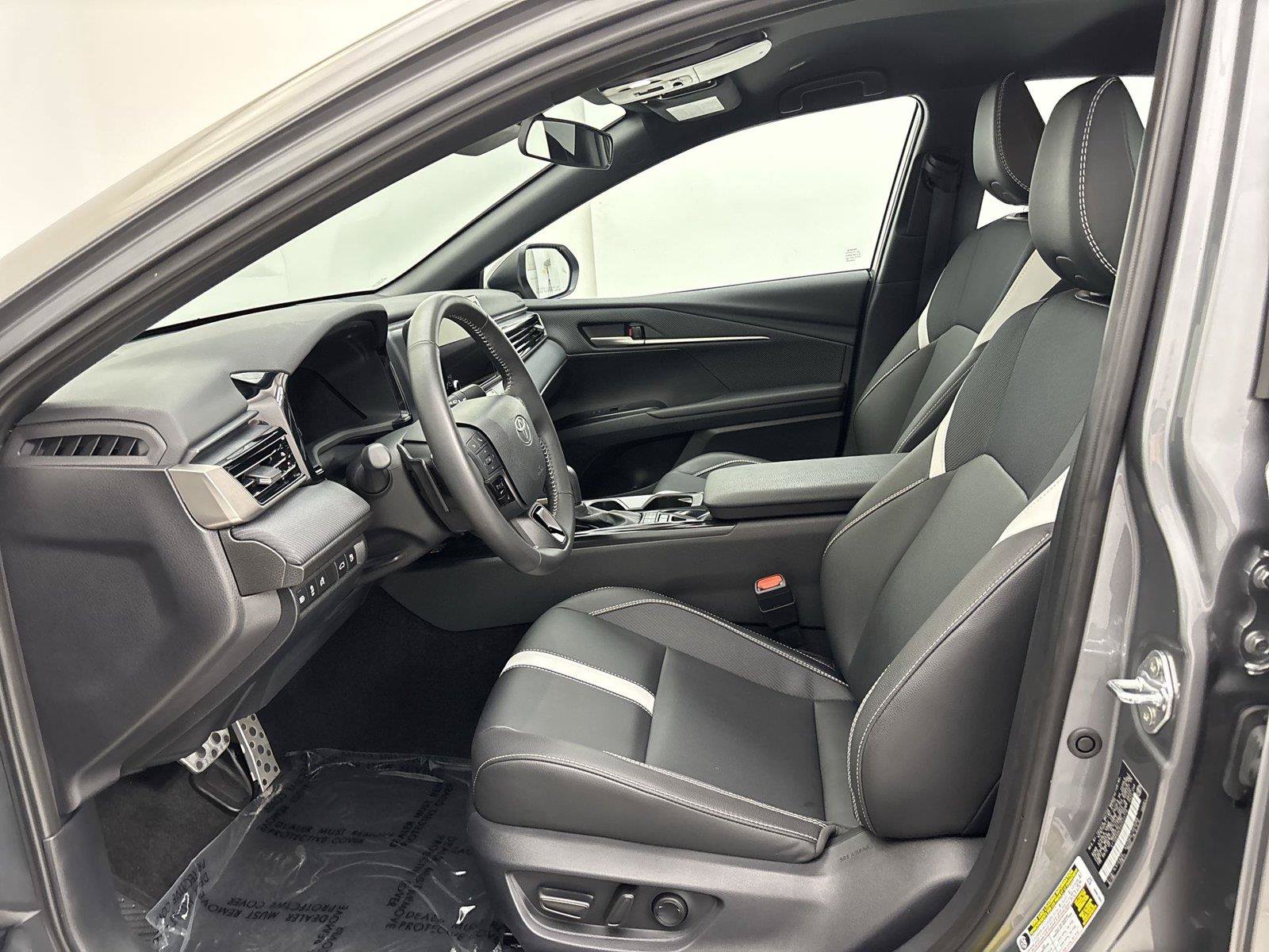 Used 2025 Toyota Camry SE AWD/4WD image 25