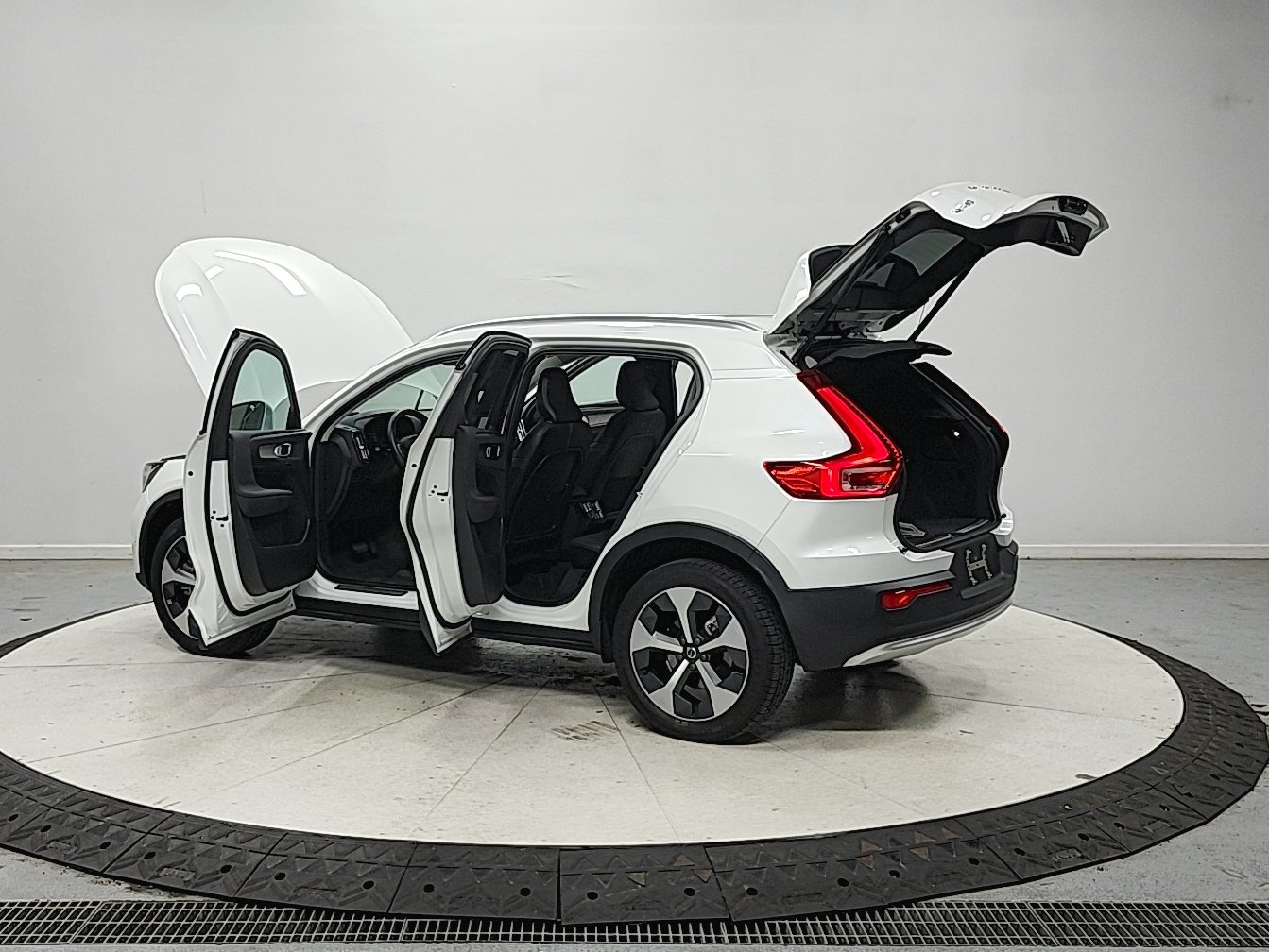 Used 2024 Volvo XC40 B5 Plus AWD/4WD image 14