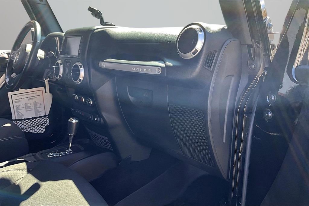 Used 2016 Jeep Wrangler Unlimited Sahara w/ Dual Top Group AWD/4WD image 21