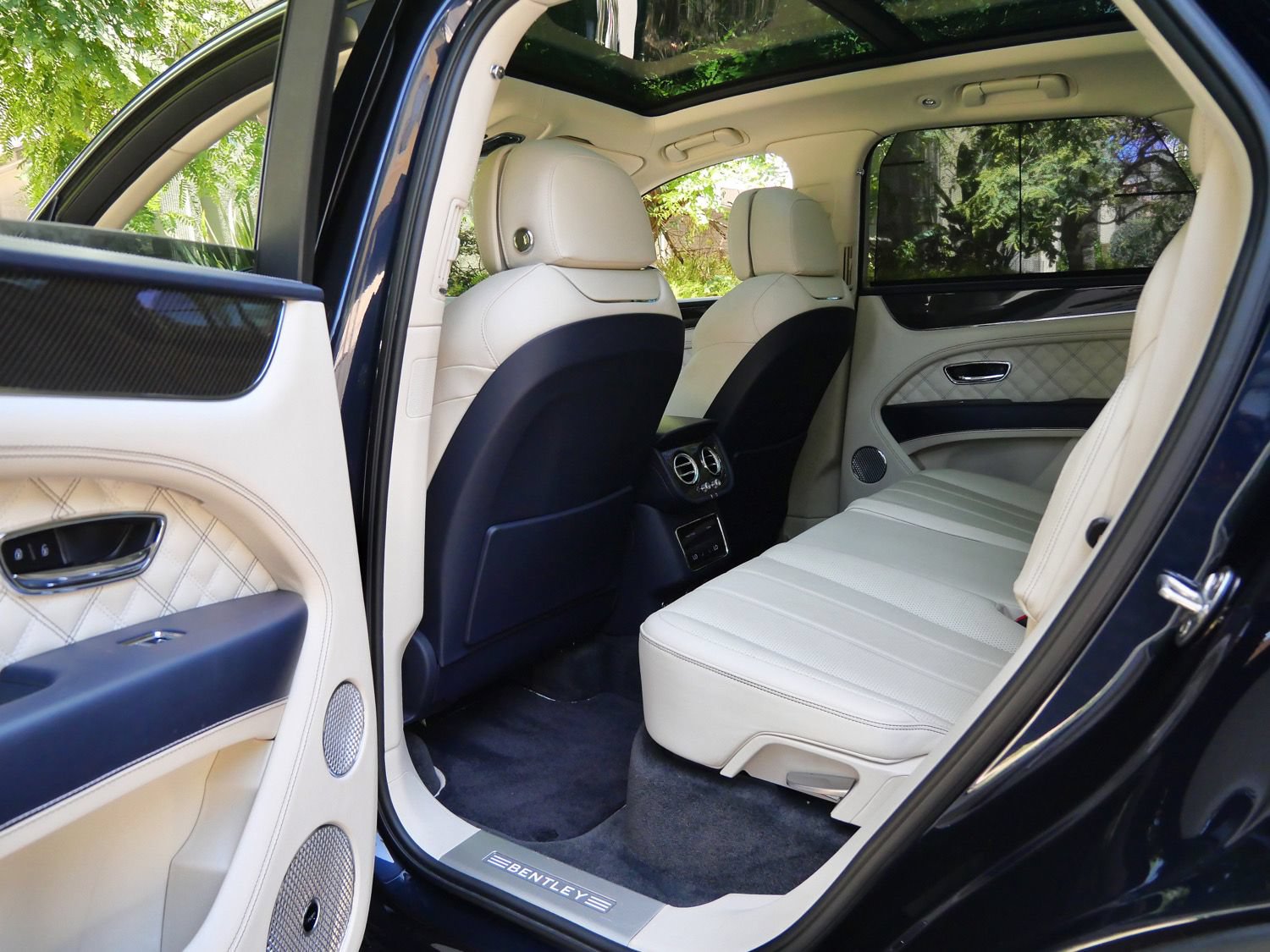Used 2022 Bentley Bentayga AWD/4WD image 14