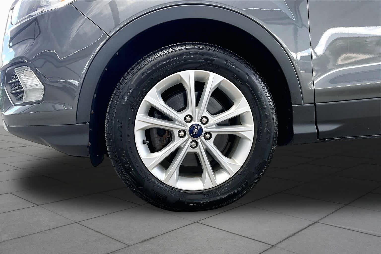Used 2018 Ford Escape SE w/ SE Sync 3 Package AWD/4WD image 11
