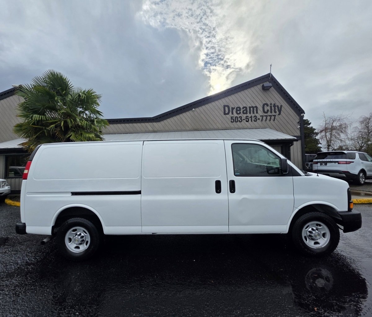 Used 2014 Chevrolet Express 2500 Extended RWD image 2
