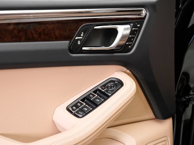 Certified 2026 Porsche Macan AWD/4WD image 8