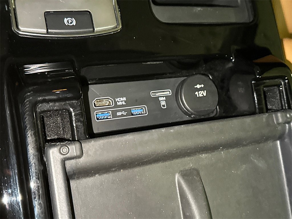 Used 2017 Land Rover Discovery HSE image 34