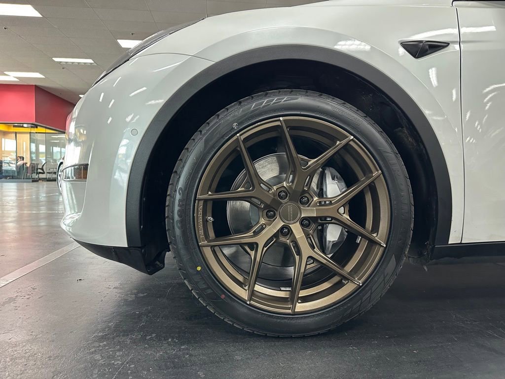 Used 2021 Tesla Model Y Long Range image 12