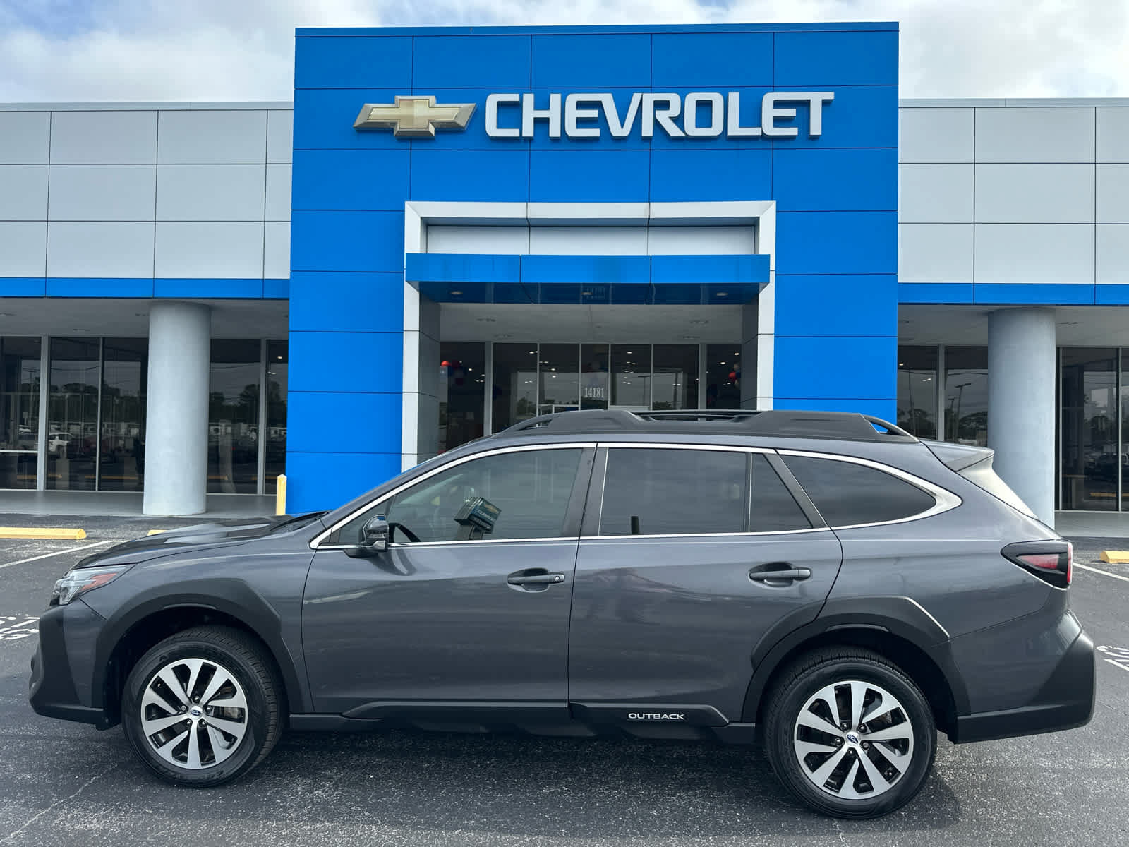 Used 2023 Subaru Outback Premium AWD/4WD image 2
