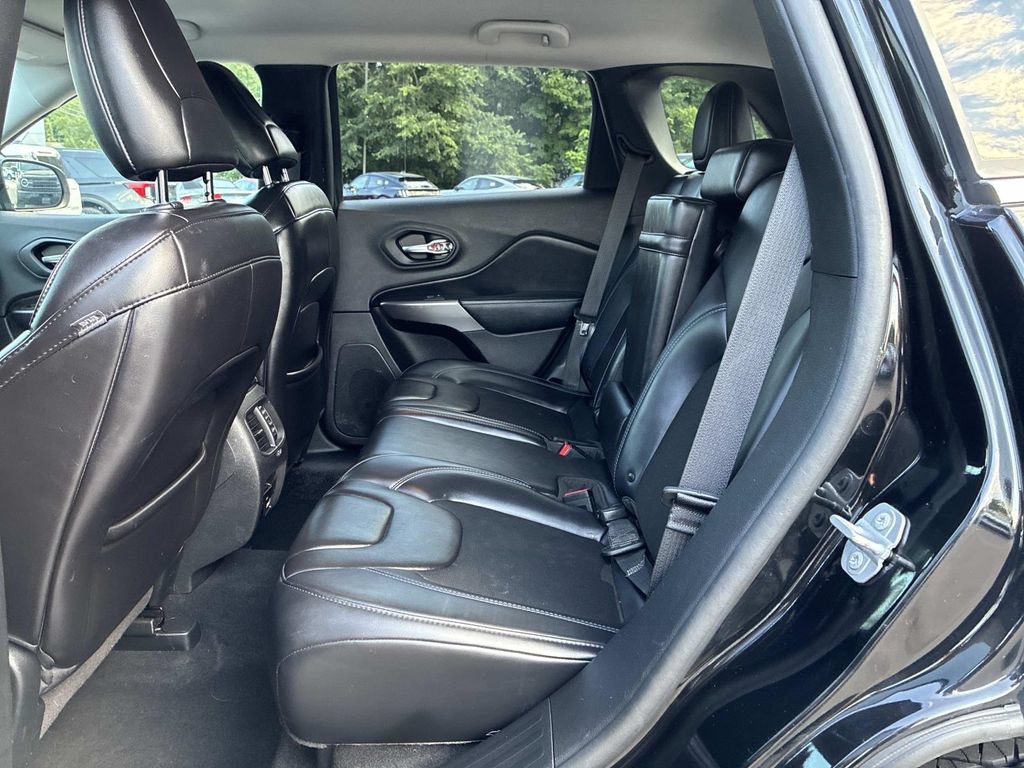 Used 2019 Jeep Cherokee Latitude Plus w/ Comfort/Convenience Group AWD/4WD image 16