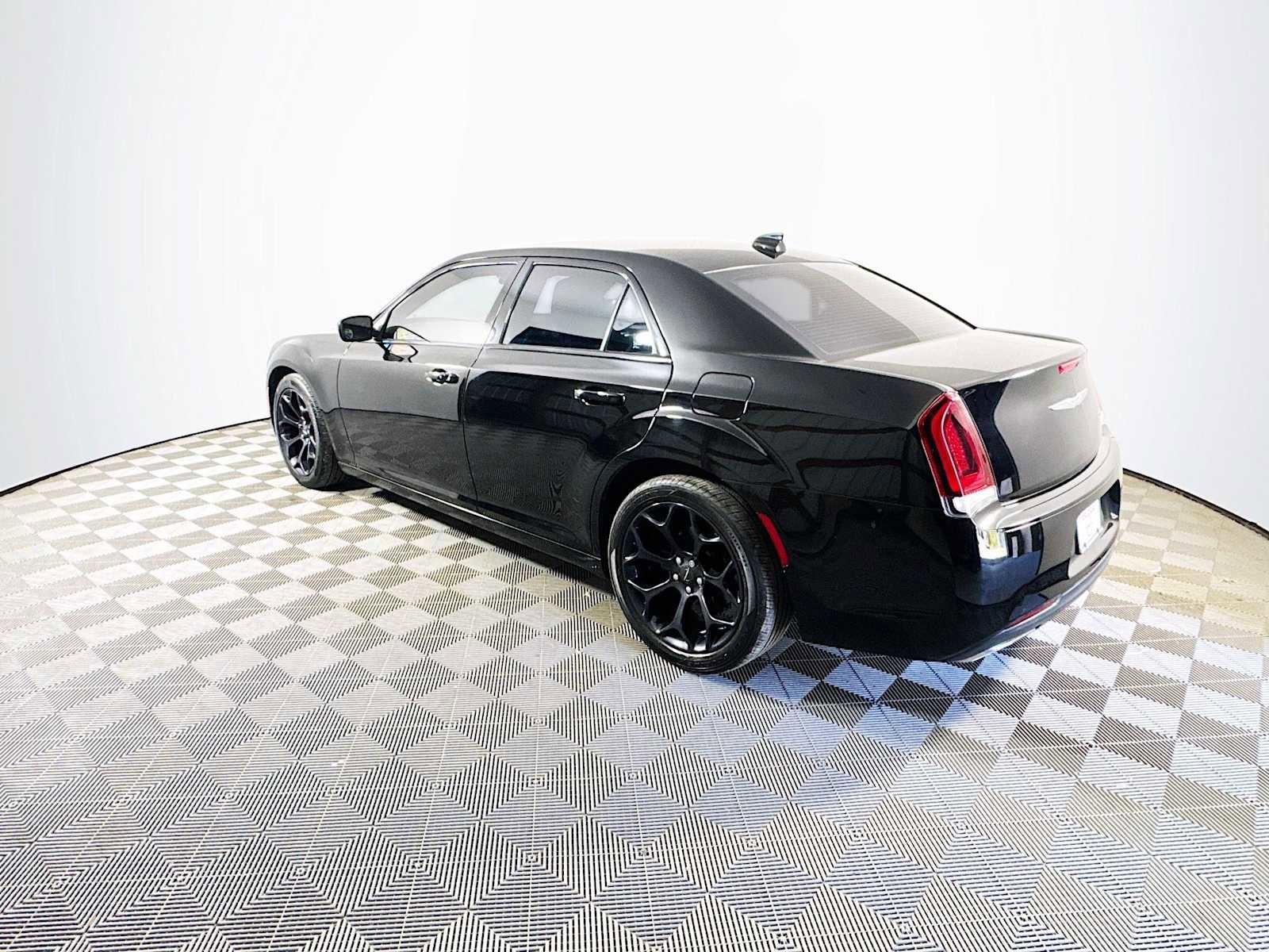 Used 2019 Chrysler 300 S image 6