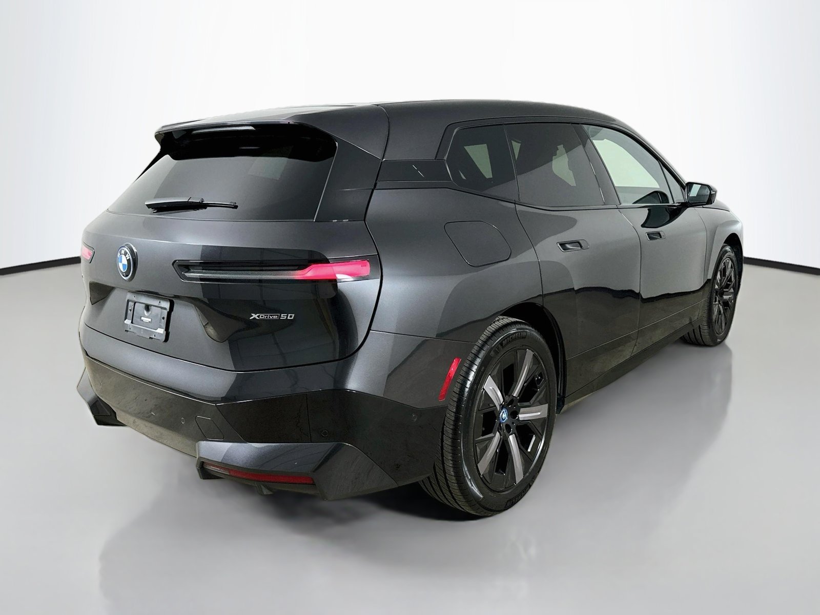 Used 2024 BMW iX xDrive50 w/ Sport Package AWD/4WD image 5
