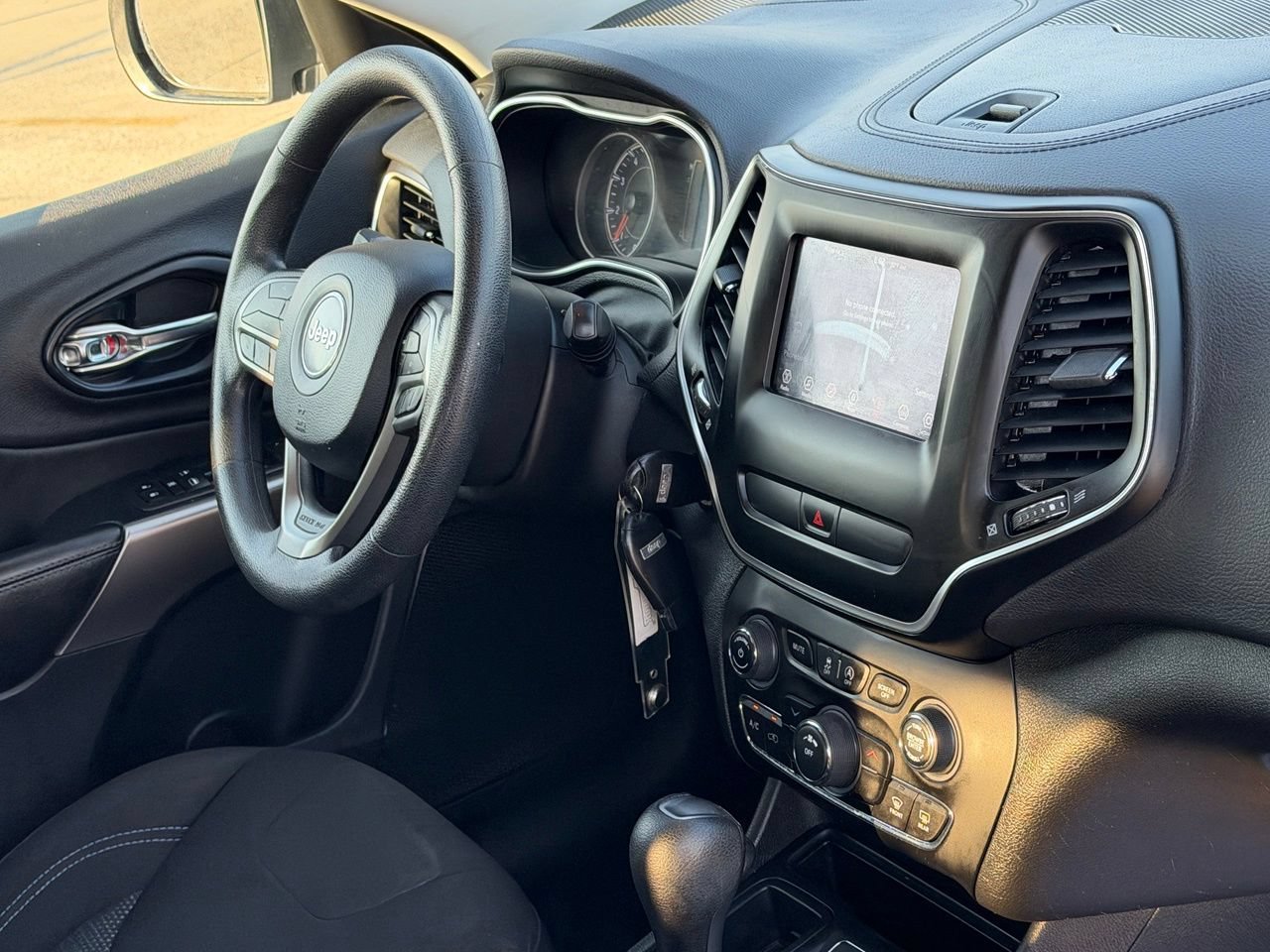Used 2019 Jeep Cherokee Latitude w/ Popular Appearance Group FWD image 35
