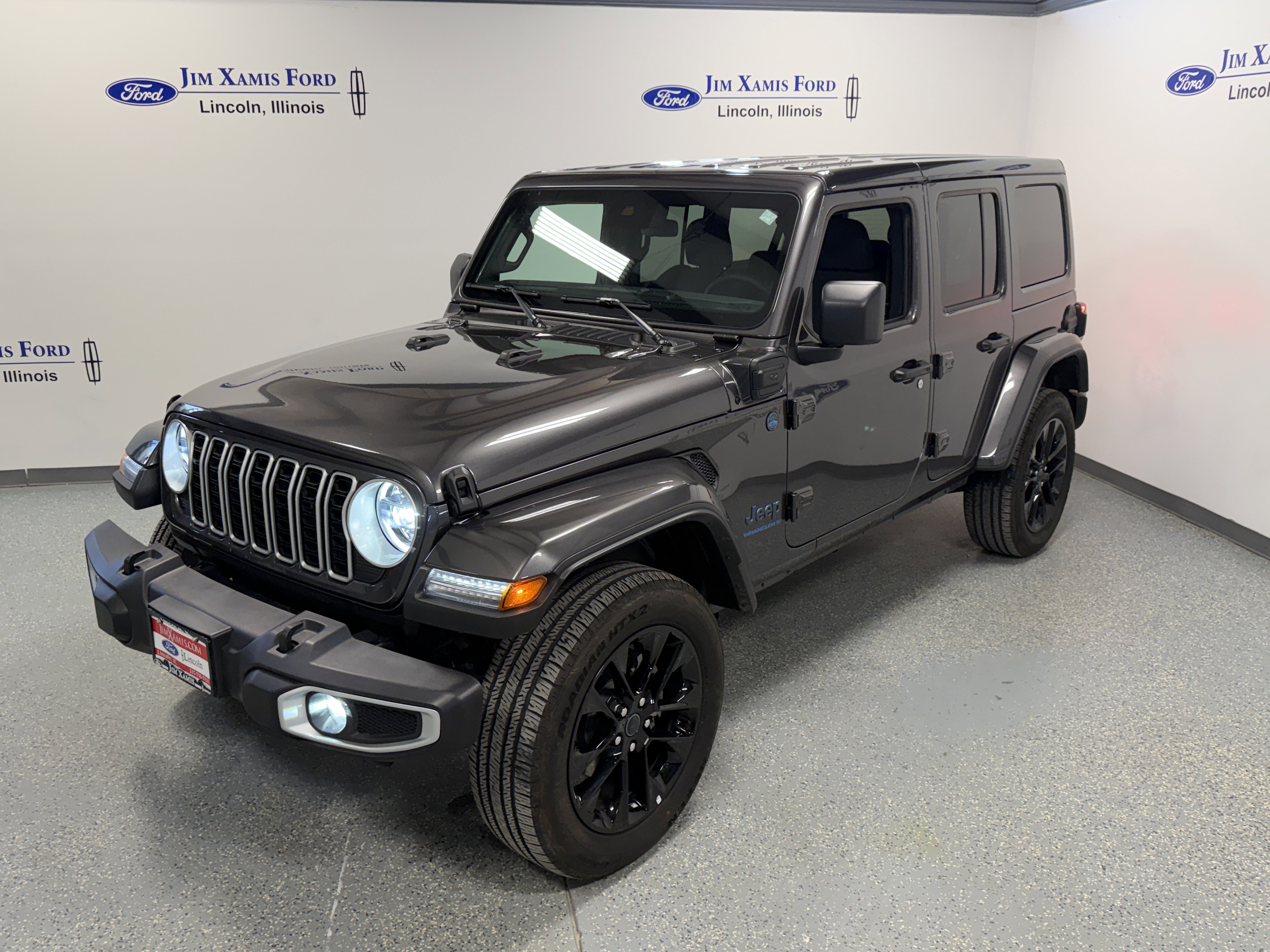 Used 2025 Jeep Wrangler Unlimited Sahara w/ Safety Group image 3