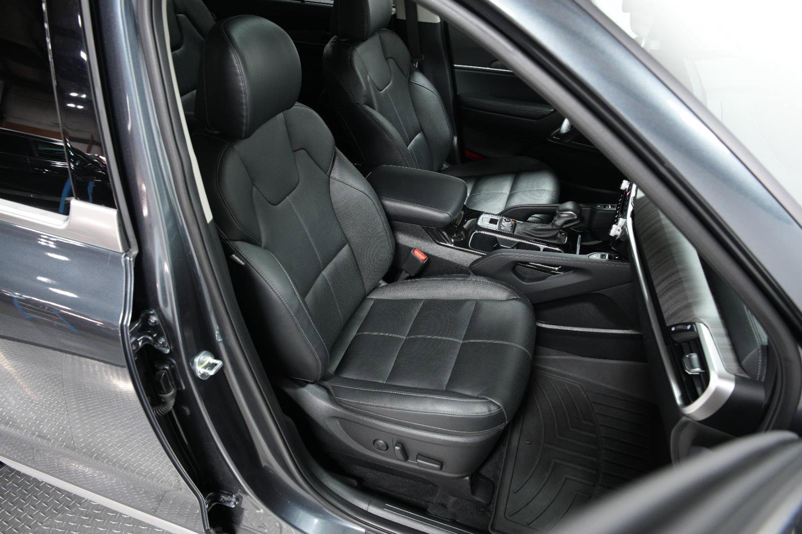 Used 2023 Kia Telluride EX w/ EX Captain's Chair Package image 18