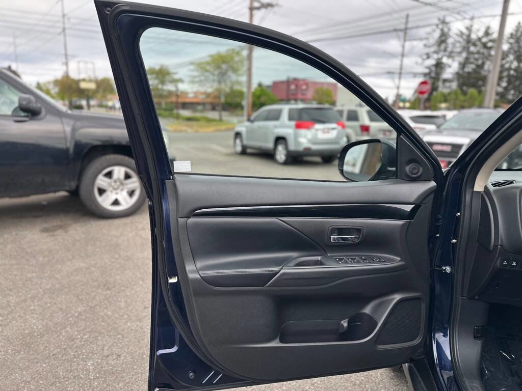 Used 2020 Mitsubishi Outlander SE AWD/4WD image 10