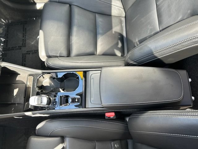 Certified 2025 Volvo XC40 B5 Plus AWD/4WD image 30