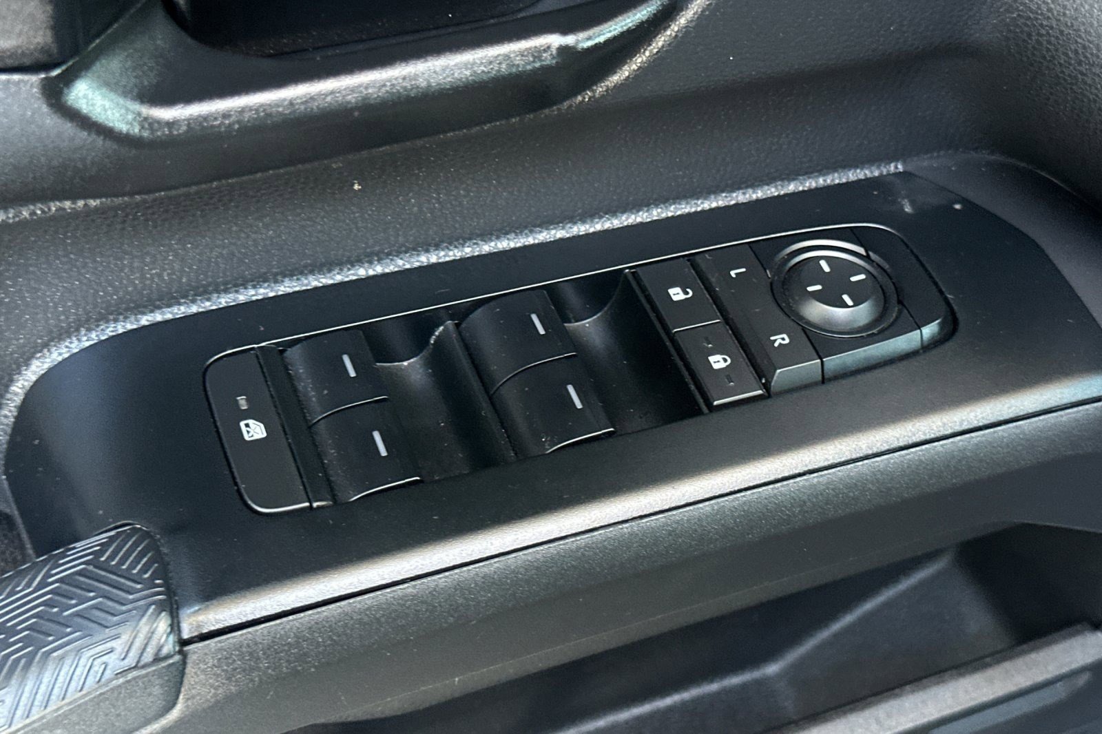 Used 2025 Toyota Tacoma SR5 AWD/4WD image 12