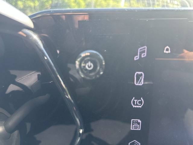 Used 2025 Chevrolet Trax LT FWD image 14
