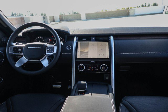 Certified 2025 Land Rover Discovery Dynamic SE AWD/4WD image 19
