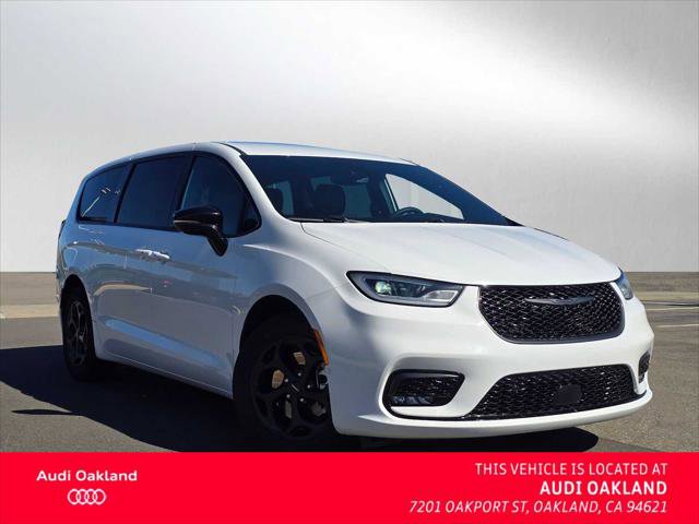 Used 2024 Chrysler Pacifica Limited image 1