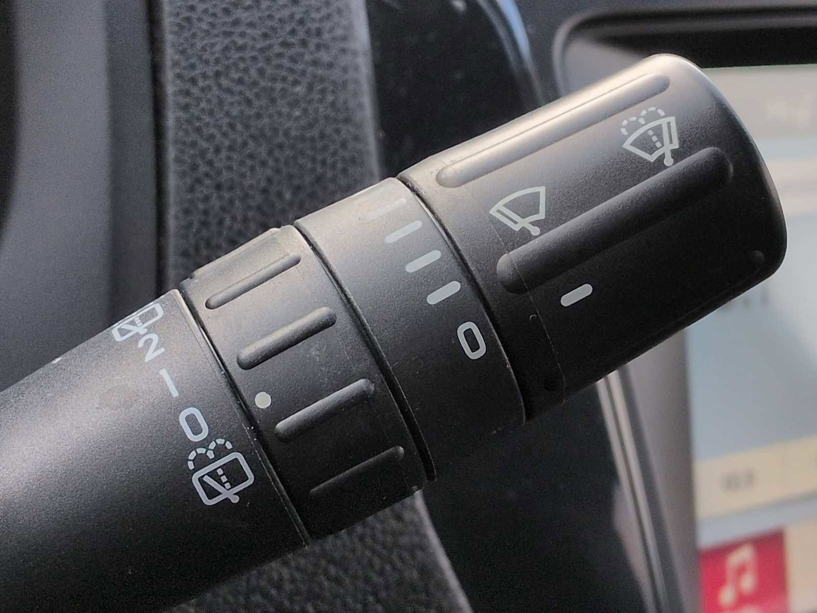 Used 2018 Ford Explorer XLT w/ Equipment Group 202A image 26