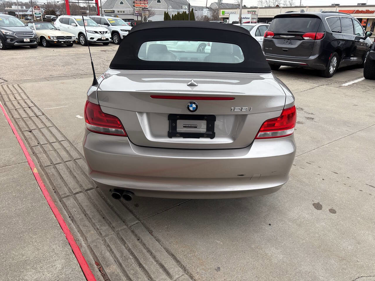 Used 2012 BMW 128i Convertible RWD image 9