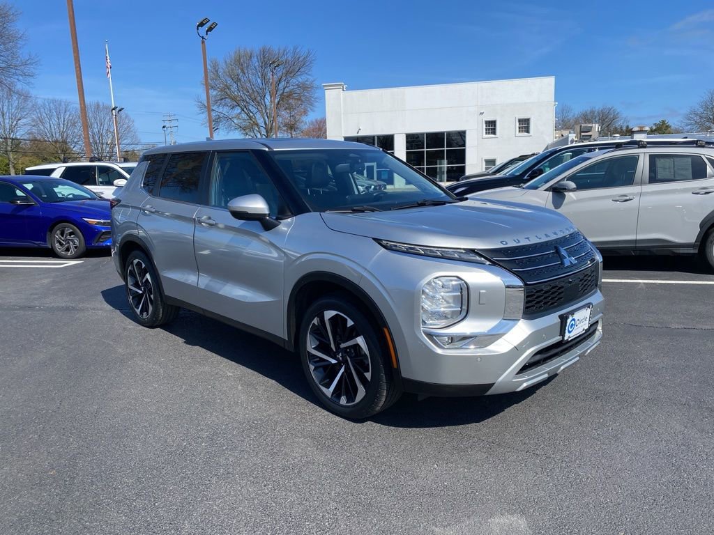 Used 2022 Mitsubishi Outlander SE image 1