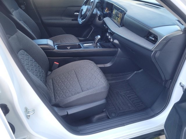 Used 2025 Nissan Kicks SV AWD/4WD image 12